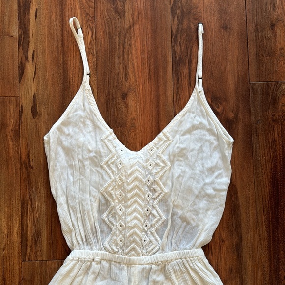 Beachey white romper. Ties in the back. Rip curl. - Picture 2 of 8